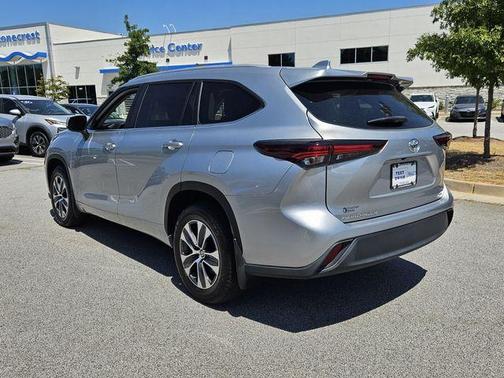 Celestial Silver Metallic 2024 Toyota Highlander XLE