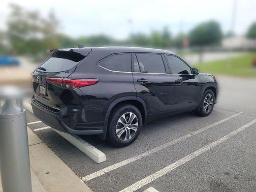 Midnight Black Metallic 2021 Toyota Highlander XLE
