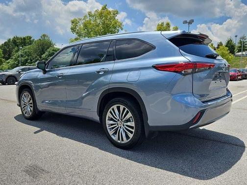 2022 Toyota Highlander Hybrid Platinum