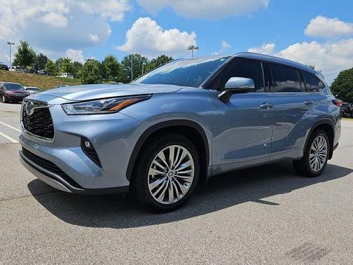 2022 Toyota Highlander Hybrid Platinum