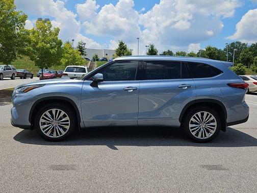 2022 Toyota Highlander Hybrid Platinum