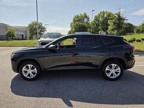 Mosaic Black Metallic 2025 Chevrolet Trax LS