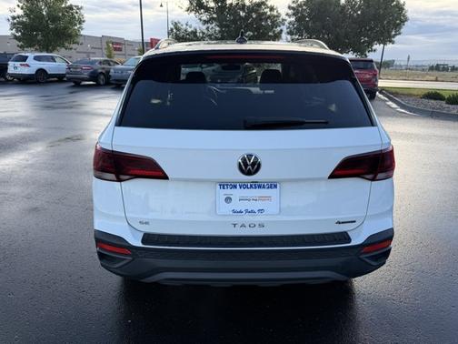 Pure White / Black Roof 2024 Volkswagen Taos 1.5T SE Black