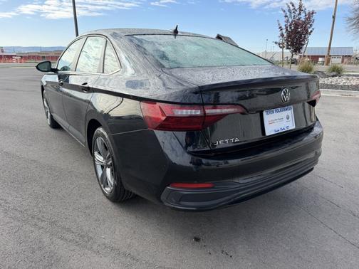 Deep Black Pearl Effect 2024 Volkswagen Jetta 1.5T SE