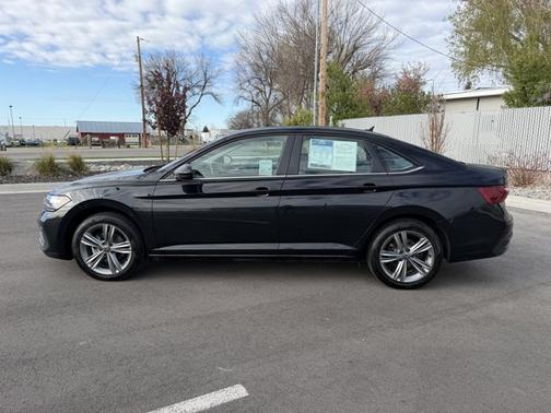 Deep Black Pearl Effect 2024 Volkswagen Jetta 1.5T SE