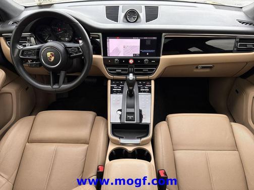 Volcano Grey Metallic 2022 Porsche Macan Macan