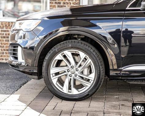 BLACK 2020 Audi Q7 55 Premium