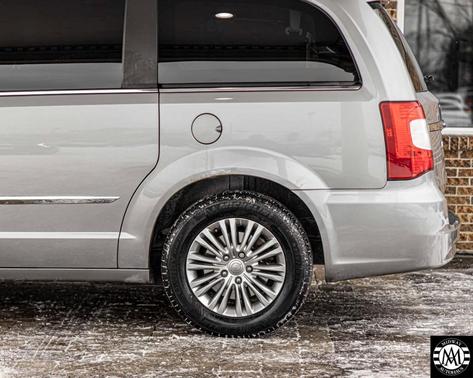 2015 Chrysler Town & Country Touring-L