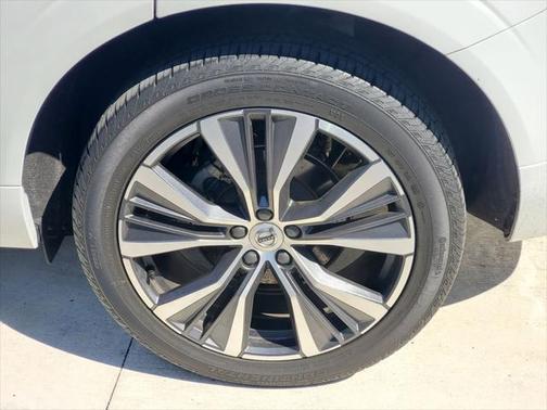 2022 Volvo XC60 B5 Momentum