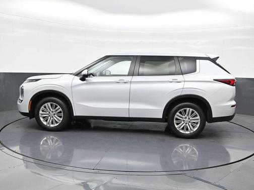 White Diamond 2024 Mitsubishi Outlander ES