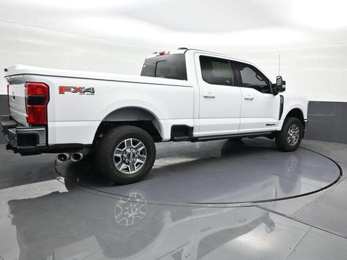 Oxford White 2023 Ford F-250 Lariat