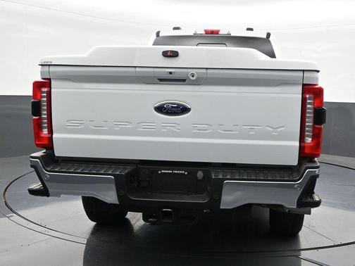 Oxford White 2023 Ford F-250 Lariat