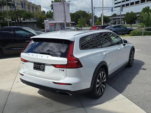 2022 Volvo V60 Cross Country T5