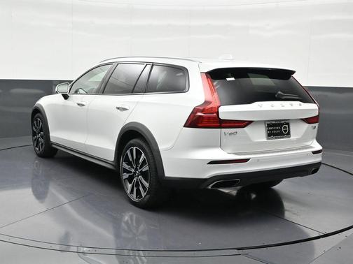 2022 Volvo V60 Cross Country T5