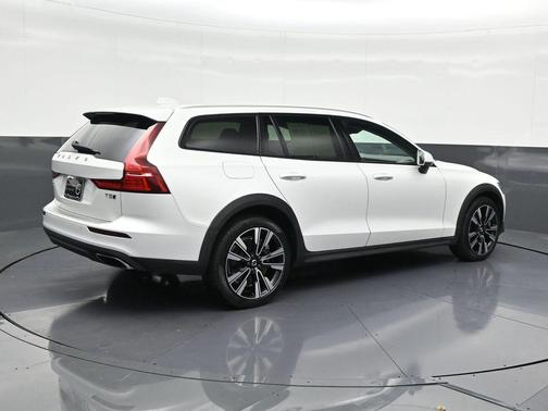 2022 Volvo V60 Cross Country T5