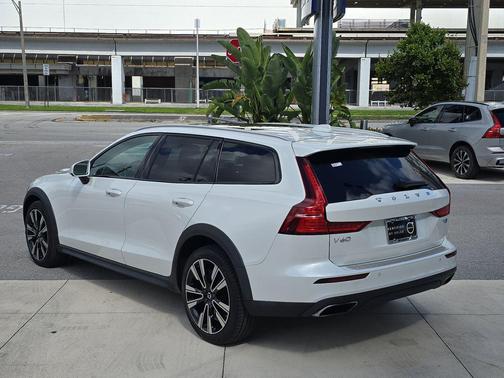 2022 Volvo V60 Cross Country T5
