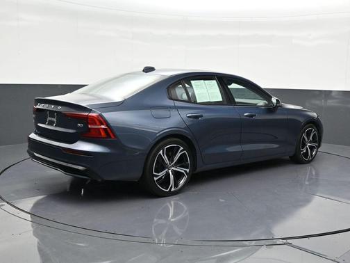 2023 Volvo S60 B5 Core Dark Theme