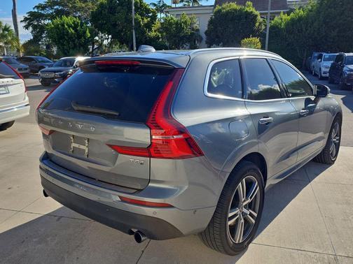2019 Volvo XC60 Recharge Plug-In Hybrid T8 Momentum