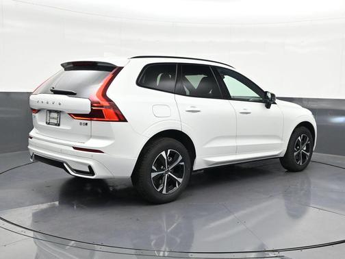 Crystal White 2026 Volvo XC60 B5 Core
