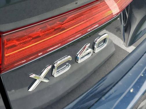 2023 Volvo XC60 B5 Ultimate Dark Theme