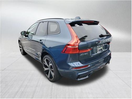 2023 Volvo XC60 B5 Ultimate Dark Theme