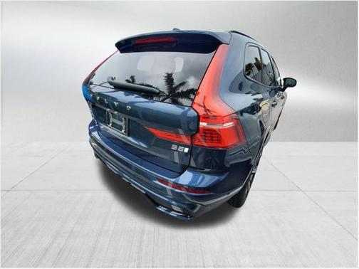 2023 Volvo XC60 B5 Ultimate Dark Theme