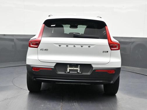 Crystal White 2024 Volvo XC40 B5 Plus Dark Theme