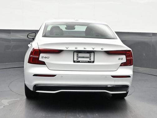 Crystal White Pearl 2025 Volvo S60 B5 Core