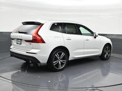 Crystal White 2018 Volvo XC60 T5 Momentum