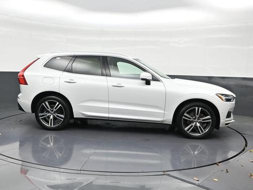 Crystal White 2018 Volvo XC60 T5 Momentum