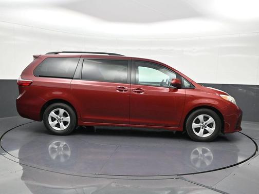 2020 Toyota Sienna LE