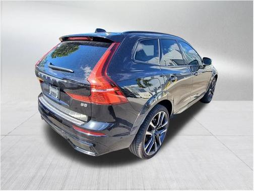 2023 Volvo XC60 B5 Ultimate Dark Theme