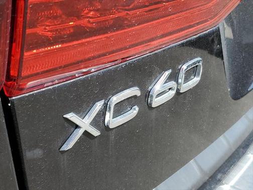 2023 Volvo XC60 B5 Ultimate Dark Theme