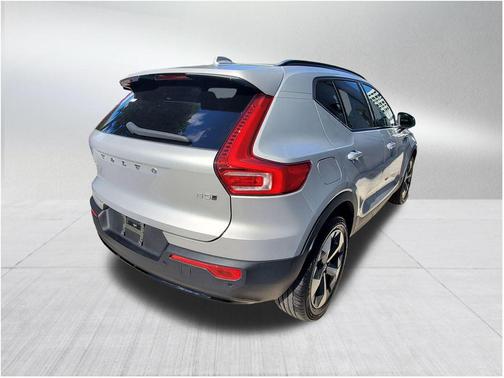 2023 Volvo XC40 B5 Plus Dark Theme