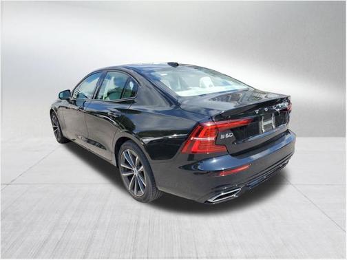2022 Volvo S60 T5 Momentum