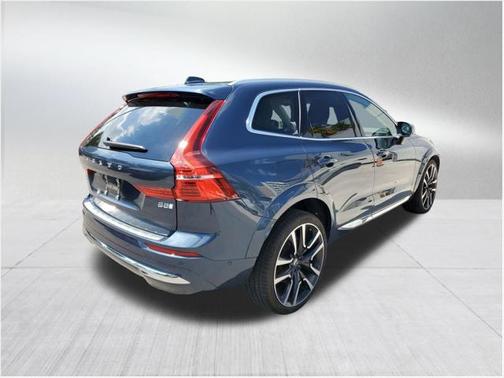 2023 Volvo XC60 B5 Ultimate Bright Theme