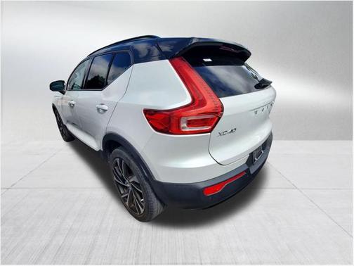 2022 Volvo XC40 T5 R-Design