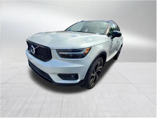 2022 Volvo XC40 T5 R-Design