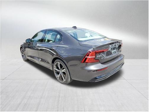 2024 Volvo S60 B5 Plus Dark Theme