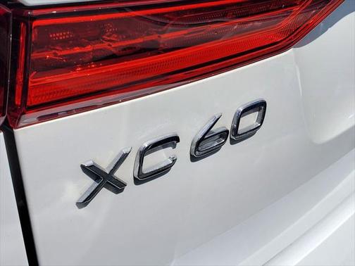 2022 Volvo XC60 Recharge Plug-In Hybrid T8 Inscription Expression