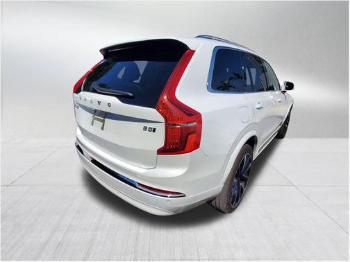 2023 Volvo XC90 B5 Plus