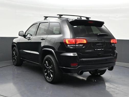Diamond Black Crystal Pearlcoat 2021 Jeep Grand Cherokee Laredo