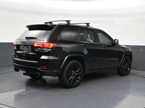 Diamond Black Crystal Pearlcoat 2021 Jeep Grand Cherokee Laredo