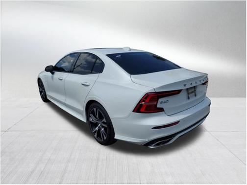 2022 Volvo S60 Recharge Plug-In Hybrid T8 R-Design Expression