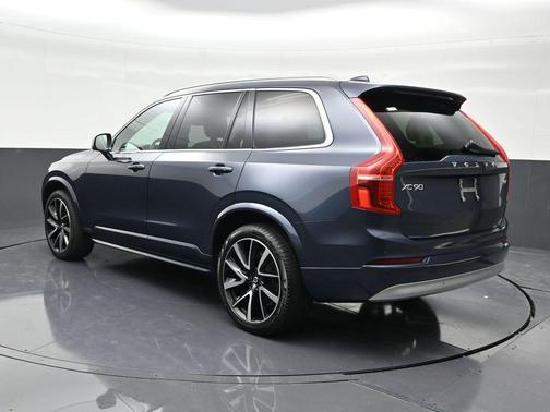 2022 Volvo XC90 T6 Momentum