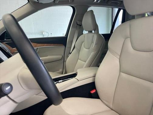 2022 Volvo XC90 T6 Momentum