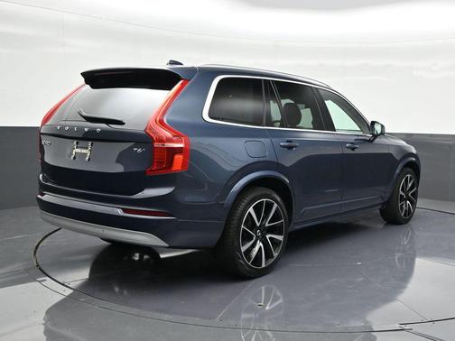 2022 Volvo XC90 T6 Momentum