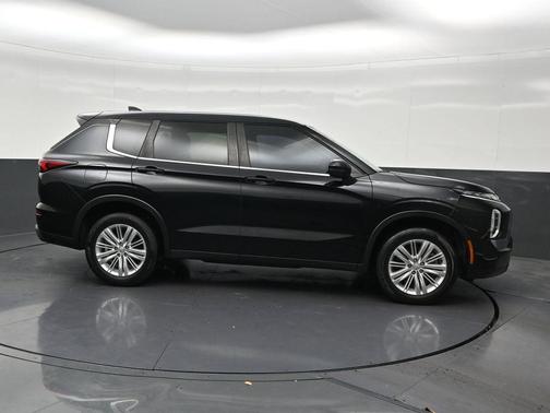 Black 2024 Mitsubishi Outlander ES