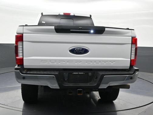 Oxford White 2019 Ford F-250 Lariat