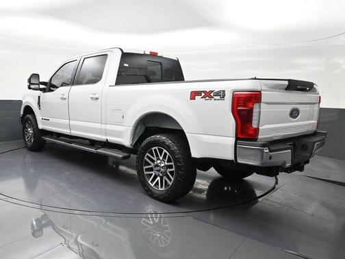 Oxford White 2019 Ford F-250 Lariat